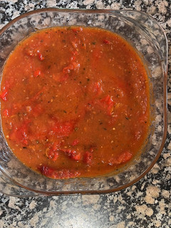 Una foto de Pimientos asados con salsa de tomate casera de “Carmencita” mi madre❤️❤️❤️