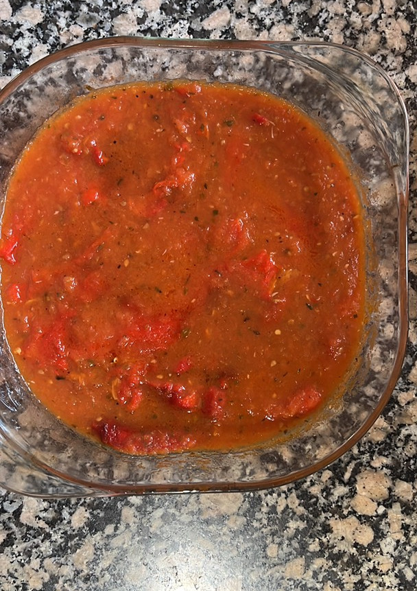 Una foto de Pimientos asados con salsa de tomate casera de “Carmencita” mi madre❤️❤️❤️
