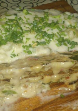 Una foto de pastel de tortilla tres sabores rellena bañada con salsa crema de puerros