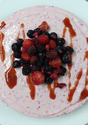 Una foto de Cheesecake de algarroba y frutos rojos