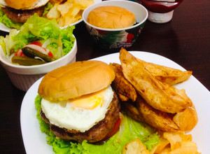 Una foto de Hamburguesa con salsa teriyaki y Luna llena(huevo frito)  al pan 🇺🇾🇯🇵照り焼き月見バーガー