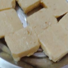 A picture of Mawa burfi.