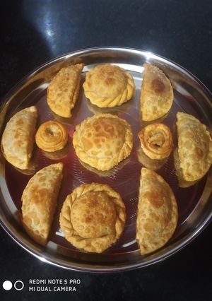 मावा गुजिया (Mawa Gujiya recipe in Hindi) रेसिपी मुख्य फोटो