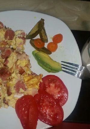Una foto de Huevos con jamón y salchicha