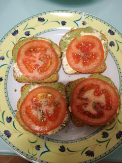 Una foto de Tostadas de guacamole, queso de salmón y tomate 🍅 natural