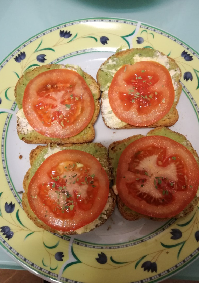 Una foto de Tostadas de guacamole, queso de salmón y tomate 🍅 natural