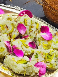 લીલા નાળિયેર નો કોપરા પાક ::: (Koparapak recipe in Gujarati ) રેસીપી મુખ્ય ફોટો