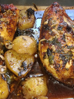 Una foto de Pollo al horno con patatas panadera