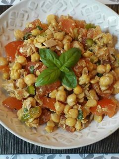 Una foto de Ensalada de garbanzos