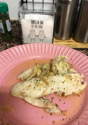 Una foto de Merluza congelada encebollá a mi manera