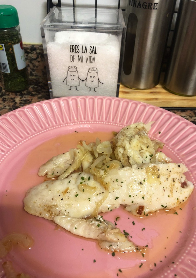 Una foto de Merluza congelada encebollá a mi manera