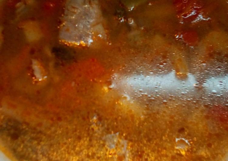 Суп-солянка из рыбных консервов и морепродуктов