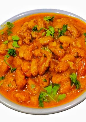 A picture of Halwai Style Rajma Masala.