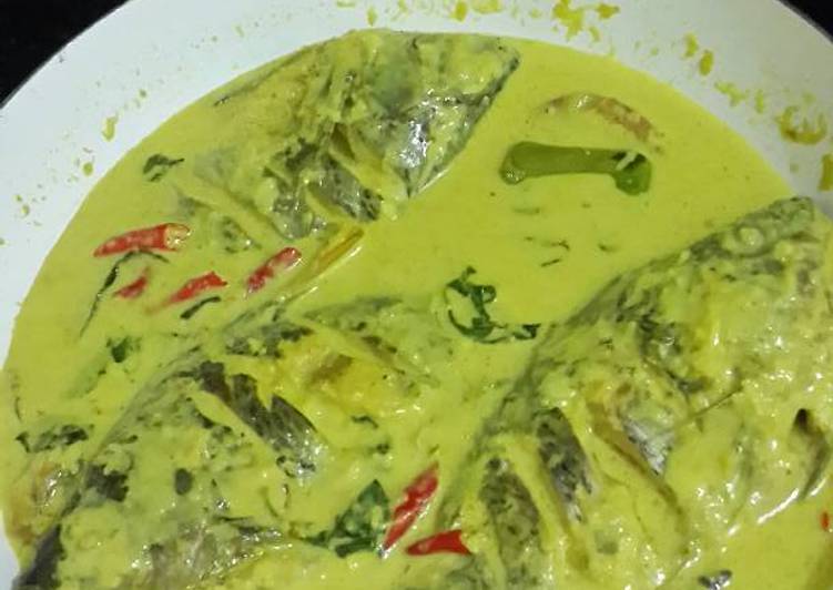 Ikan mujaer bumbu kuning