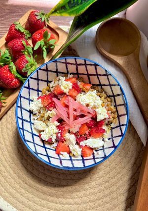 Una foto de Ensalada de lentejas con arroz y fresas