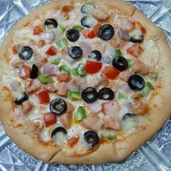 A picture of Chicken burst pizza with cheese sauce🍕🍕.