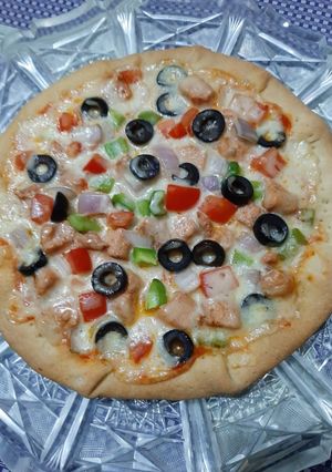 A picture of Chicken burst pizza with cheese sauce🍕🍕.