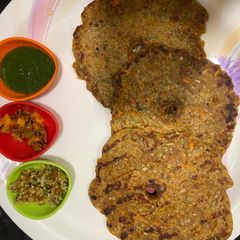 A picture of Thalipeeth.