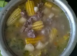 Una foto de Sopa de Costillas de Res y Verduras