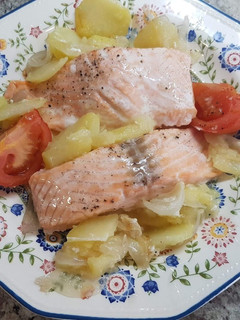 Una foto de Salmón al horno con patatas panaderas