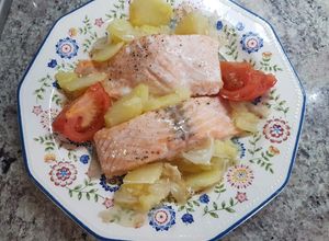 Foto principal de Salmón al horno con patatas panaderas