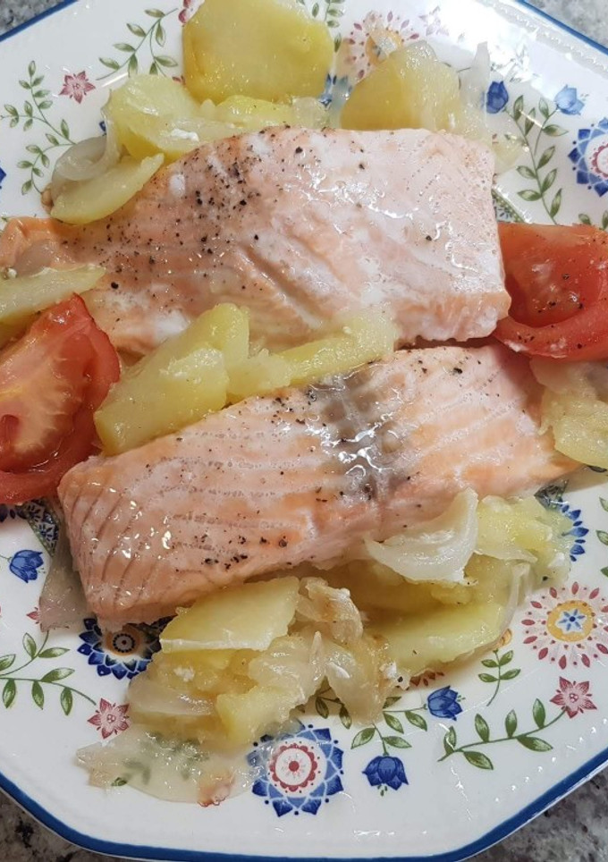 Una foto de Salmón al horno con patatas panaderas