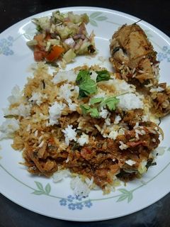 चिकन बिर्याणी (Chicken Biryani Recipe In Marathi) रेसिपी चे मुख्य फोटो 