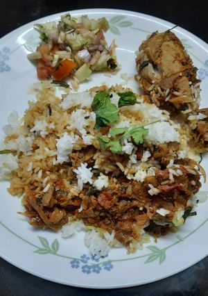 चिकन बिर्याणी (Chicken Biryani Recipe In Marathi) रेसिपी चे मुख्य फोटो 