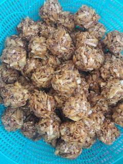 A picture of Sweet coconut balls.