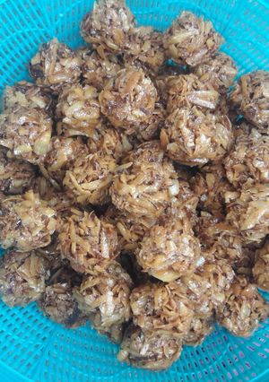 A picture of Sweet coconut balls.