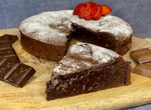 Una foto de 🇫🇷 GÂTEAU AU CHOCOLAT FONDANT: la torta de chocolate más rica y sin gluten (Francia)