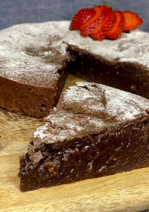 Una foto de 🇫🇷 GÂTEAU AU CHOCOLAT FONDANT: la torta de chocolate más rica y sin gluten (Francia)