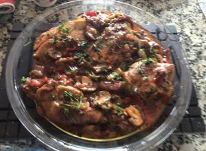 Una foto de Pollo al vino tinto