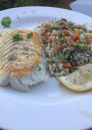 Une photo de Poisson blanc riz complet au légumes sauce citronnée