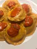 Tortelloni de berenjena, tomate y mozzarella, con salsita de pimientos rojos