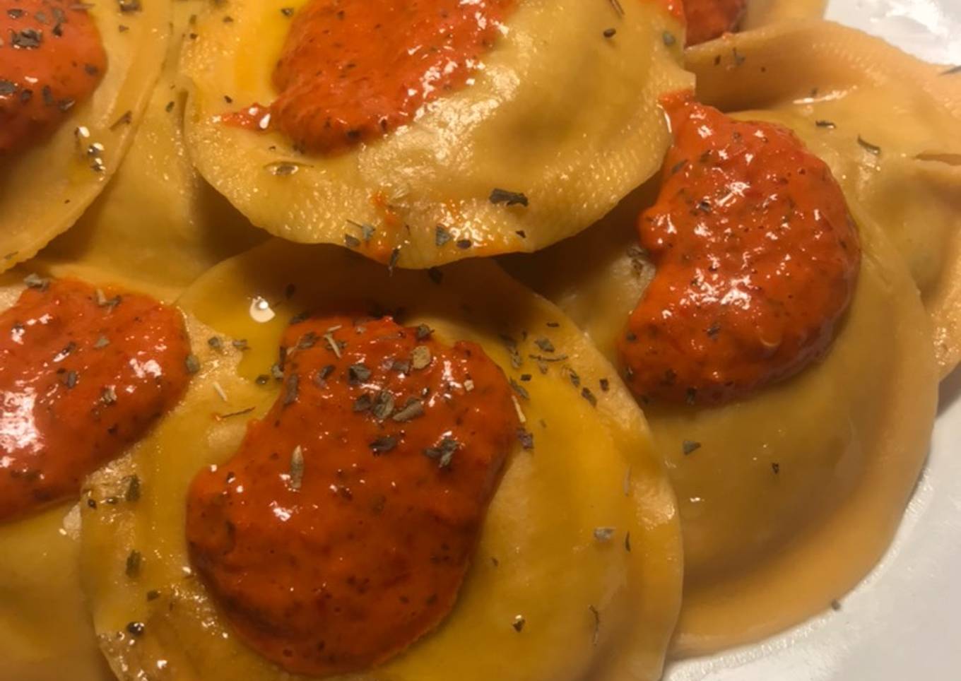 Tortelloni de berenjena, tomate y mozzarella, con salsita de pimientos rojos