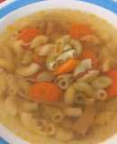 Sopa caldosa con pasta grande