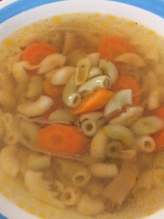 Una foto de Sopa caldosa con pasta grande