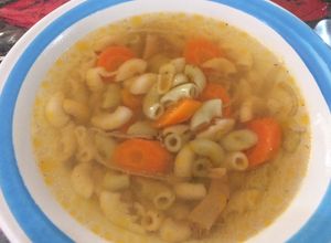 Una foto de Sopa caldosa con pasta grande