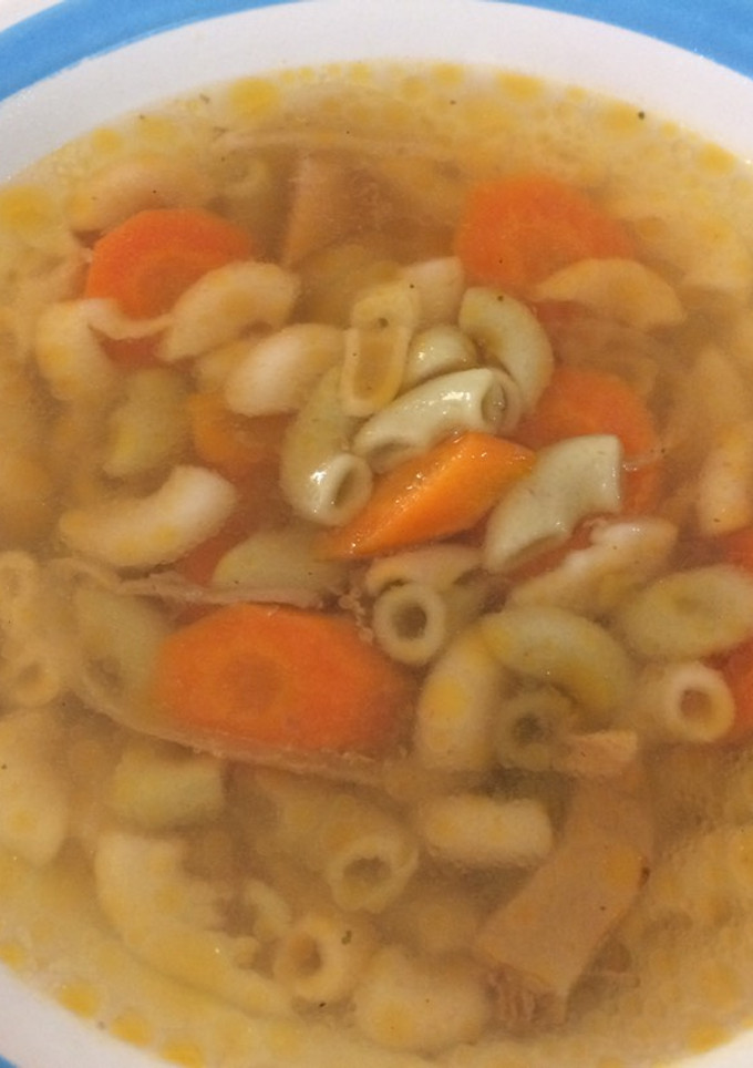 Una foto de Sopa caldosa con pasta grande