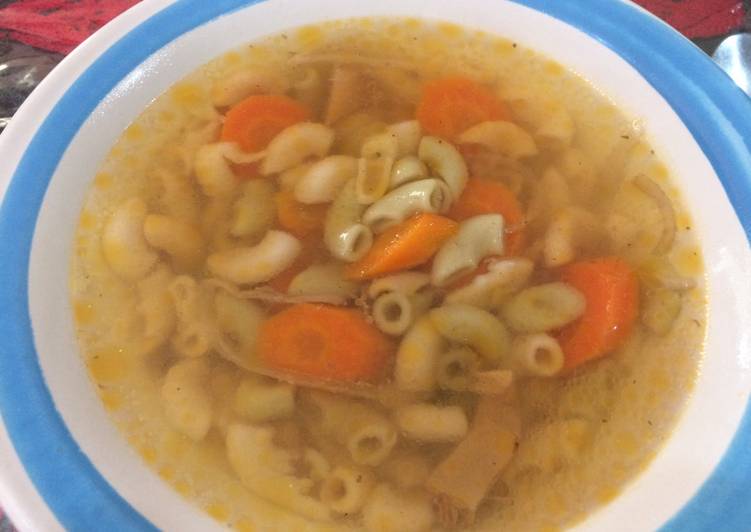 Sopa caldosa con pasta grande