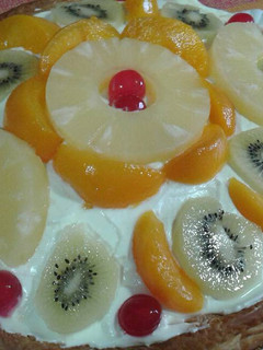 Una foto de Tarta de frutas, nata y crema pastelera
