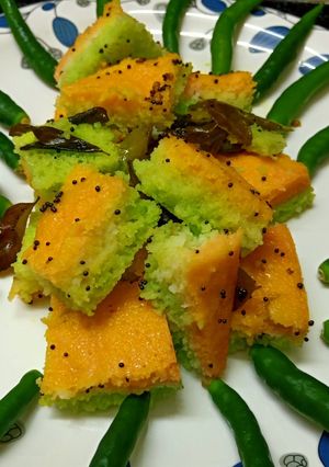सूजी का तिरंगा ढोकला(suji ka tiranga dhokla recipe in Hindi) रेसिपी मुख्य फोटो
