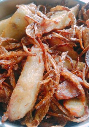 A picture of Kanda Arbi fry/onion colocasia fry.