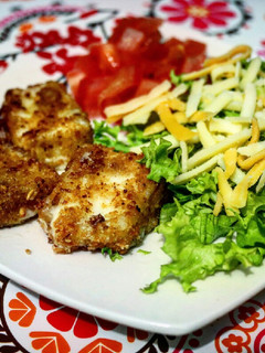 Una foto de Queso Cabra Gratinado acompañado de ensalada