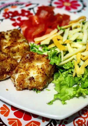 Una foto de Queso Cabra Gratinado acompañado de ensalada