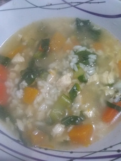 Una foto de Sopa de pollo y camarón