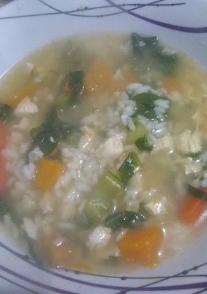 Una foto de Sopa de pollo y camarón