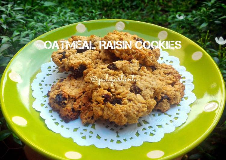 Easy Oatmeal Raisin Cookies