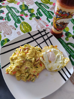 Una foto de Arroz al curry con huevo frito